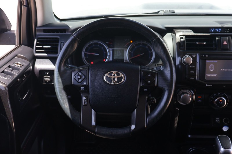 Toyota 4Runner Vehicle Full-screen Gallery Image 23