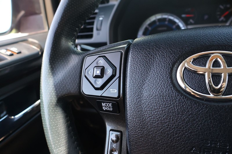Toyota 4Runner Vehicle Full-screen Gallery Image 24