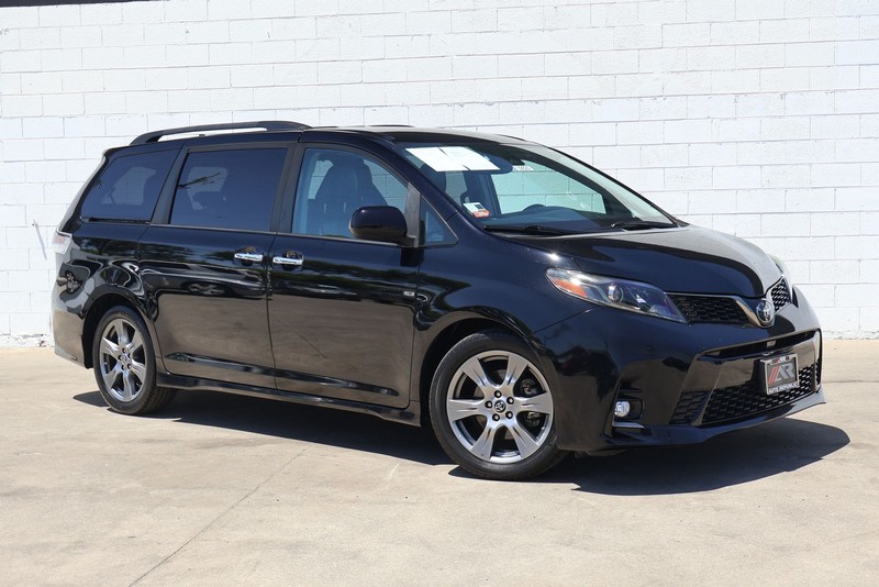 Toyota Sienna Vehicle Full-screen Gallery Image 01