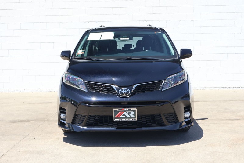 Toyota Sienna Vehicle Full-screen Gallery Image 02