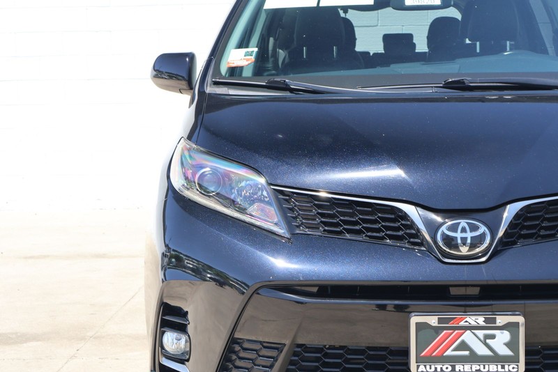 Toyota Sienna Vehicle Full-screen Gallery Image 03