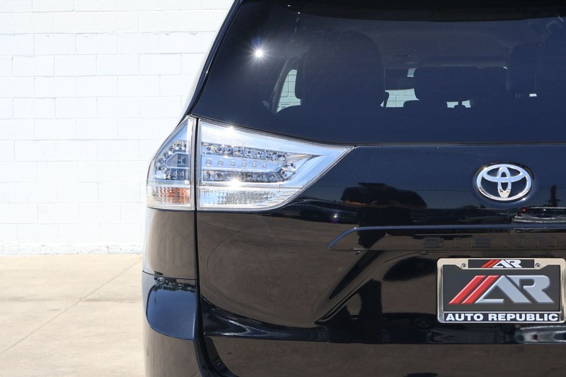 Toyota Sienna Vehicle Full-screen Gallery Image 07