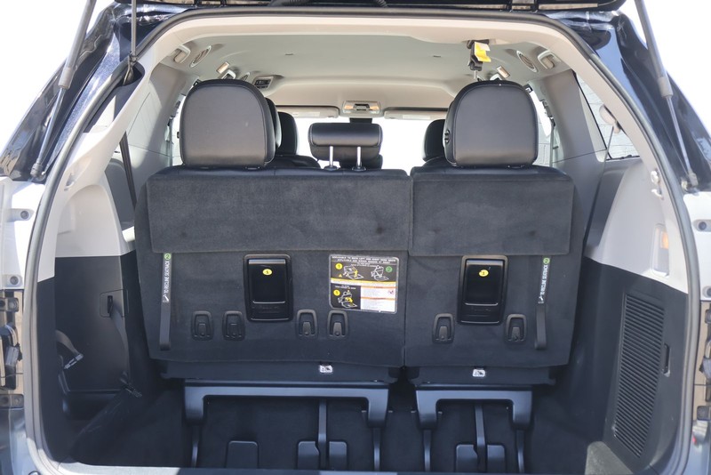 Toyota Sienna Vehicle Full-screen Gallery Image 08