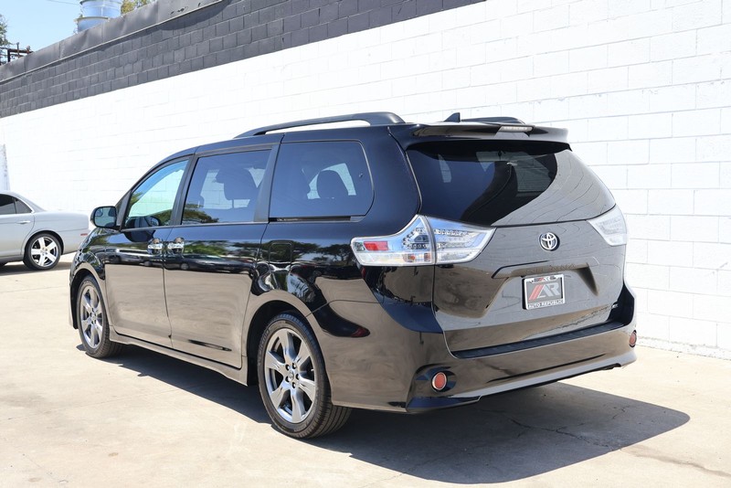 Toyota Sienna Vehicle Full-screen Gallery Image 10