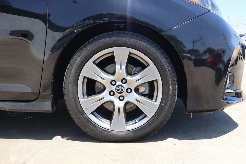 Toyota Sienna Vehicle Full-screen Gallery Image 14