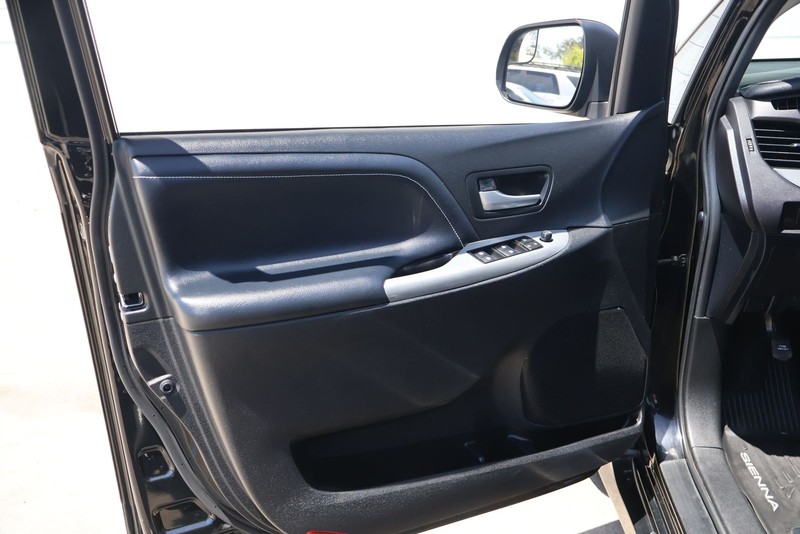 Toyota Sienna Vehicle Full-screen Gallery Image 15
