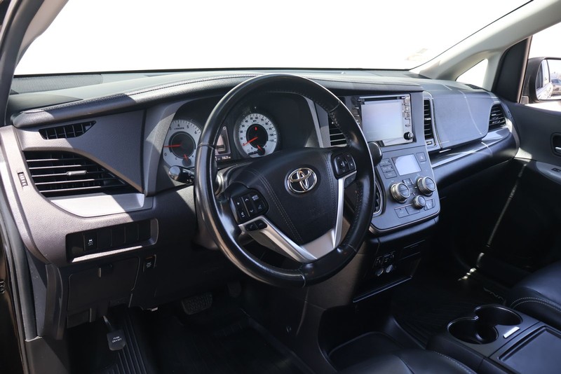 Toyota Sienna Vehicle Full-screen Gallery Image 16