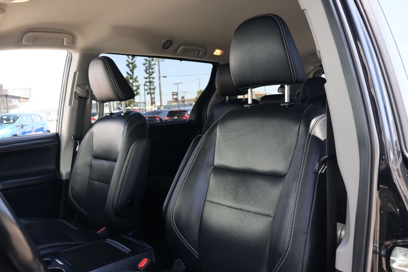 Toyota Sienna Vehicle Full-screen Gallery Image 17