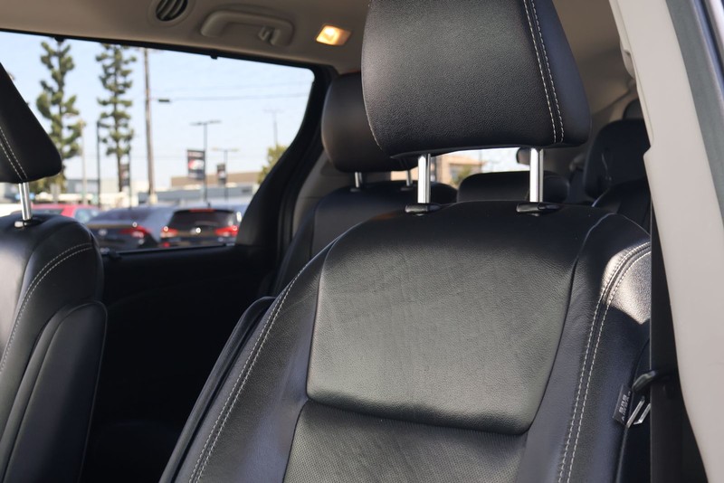 Toyota Sienna Vehicle Full-screen Gallery Image 18