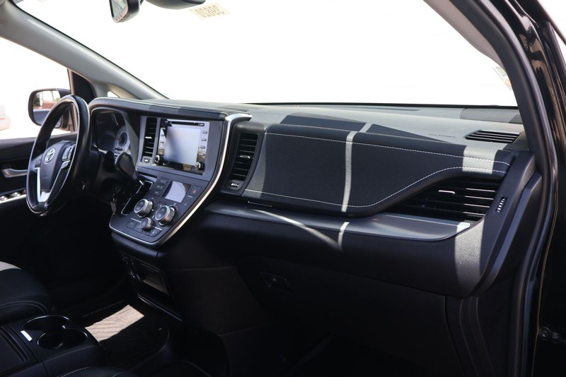 Toyota Sienna Vehicle Full-screen Gallery Image 19