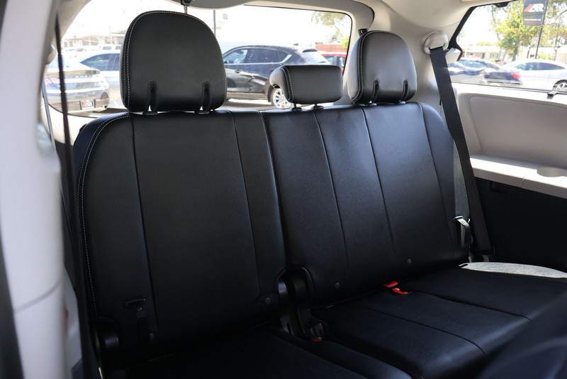 Toyota Sienna Vehicle Full-screen Gallery Image 22