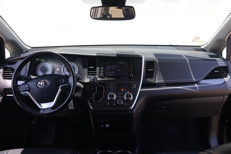 Toyota Sienna Vehicle Full-screen Gallery Image 23