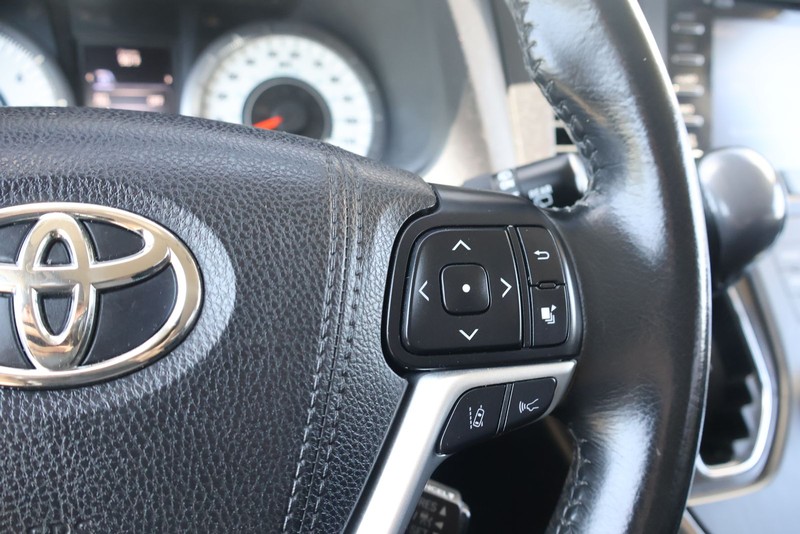 Toyota Sienna Vehicle Full-screen Gallery Image 27
