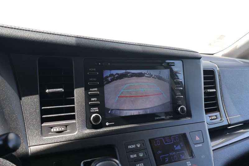 Toyota Sienna Vehicle Full-screen Gallery Image 30