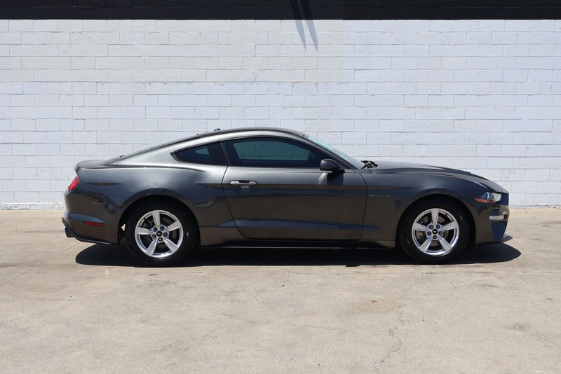 Ford Mustang Vehicle Full-screen Gallery Image 04