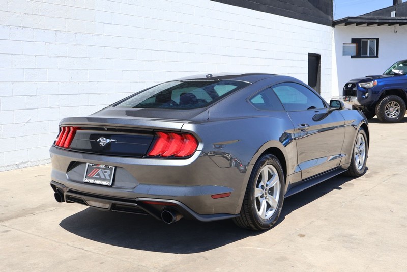 Ford Mustang Vehicle Full-screen Gallery Image 05