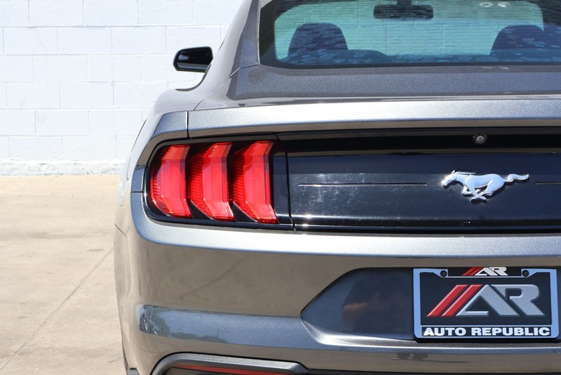 Ford Mustang Vehicle Full-screen Gallery Image 07