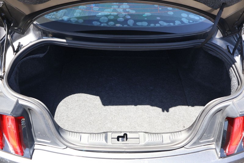 Ford Mustang Vehicle Full-screen Gallery Image 08