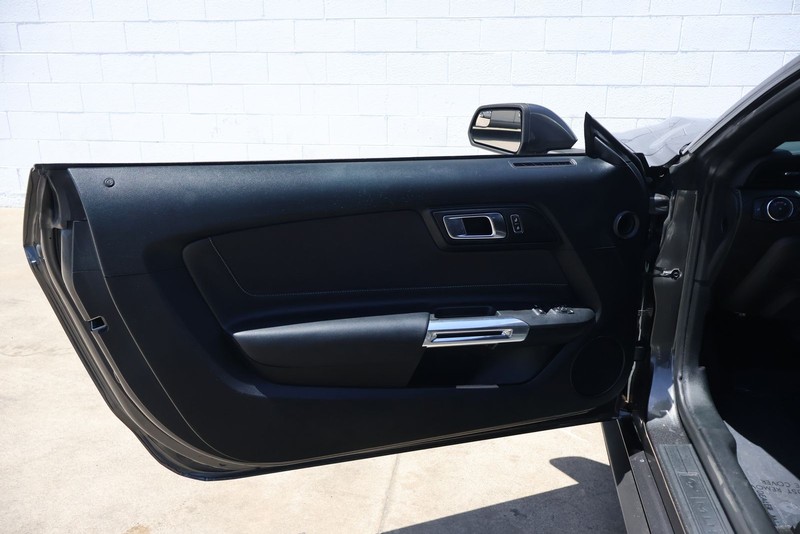 Ford Mustang Vehicle Full-screen Gallery Image 14