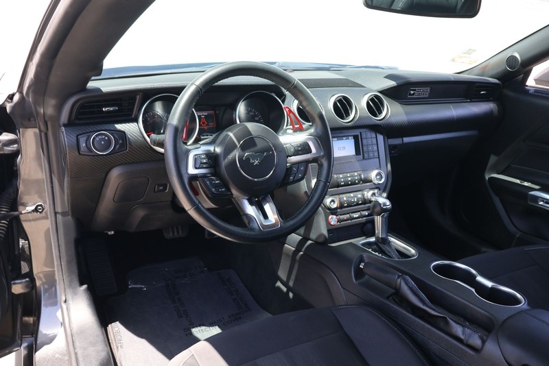 Ford Mustang Vehicle Full-screen Gallery Image 15