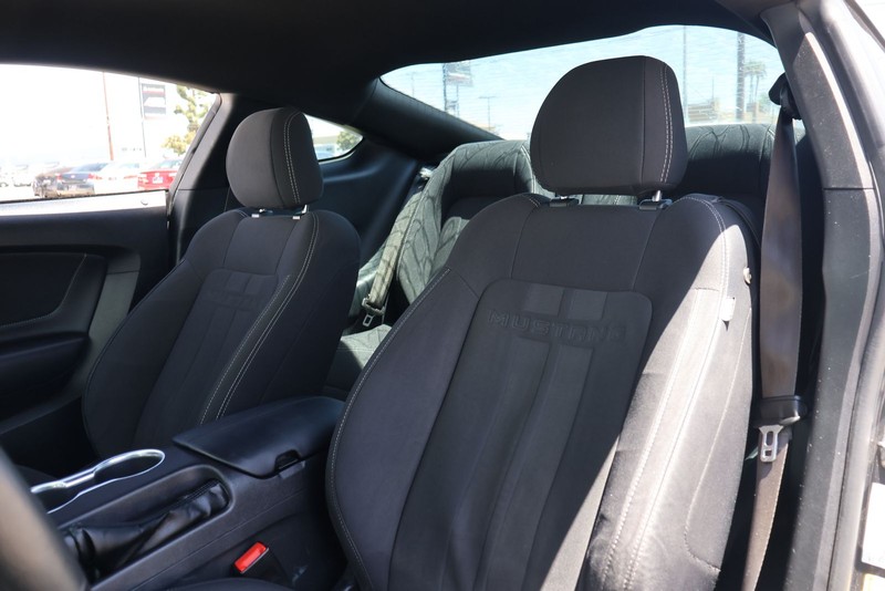 Ford Mustang Vehicle Full-screen Gallery Image 16