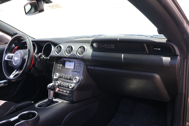 Ford Mustang Vehicle Full-screen Gallery Image 18