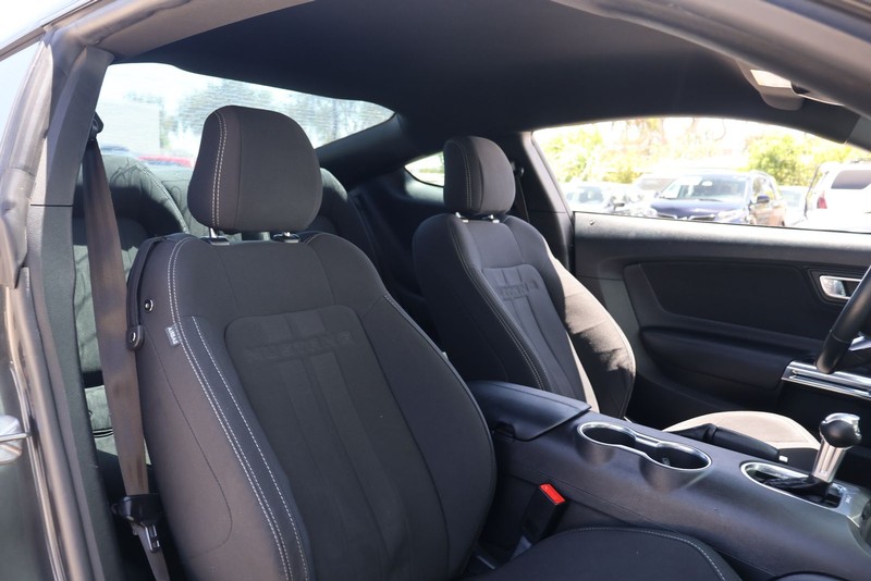 Ford Mustang Vehicle Full-screen Gallery Image 19