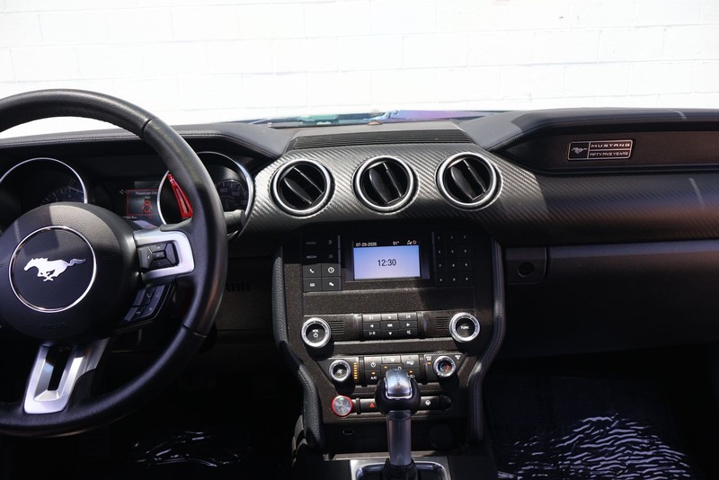 Ford Mustang Vehicle Full-screen Gallery Image 21