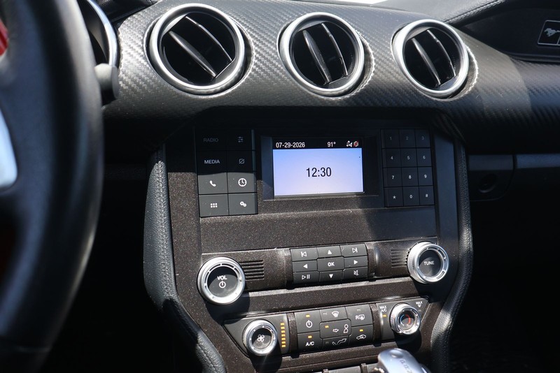 Ford Mustang Vehicle Full-screen Gallery Image 26