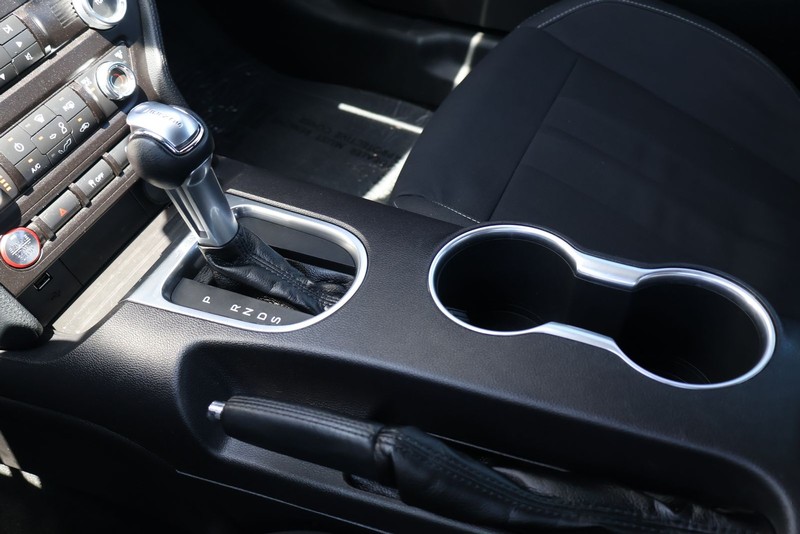 Ford Mustang Vehicle Full-screen Gallery Image 28