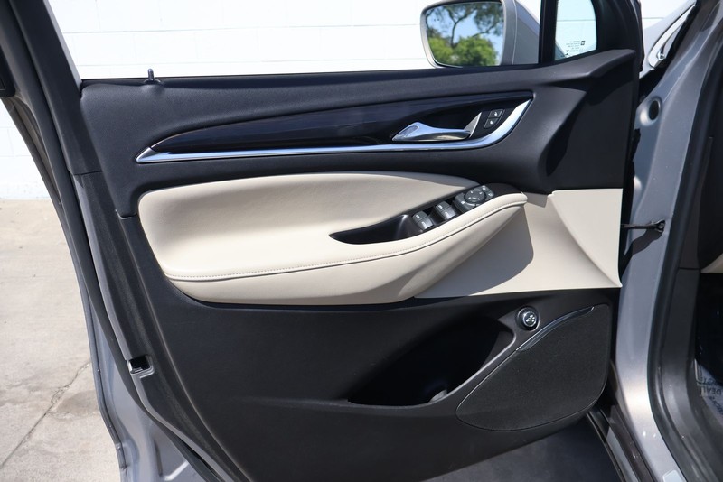 Buick Enclave Vehicle Full-screen Gallery Image 15