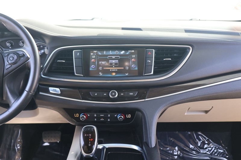 Buick Enclave Vehicle Full-screen Gallery Image 28