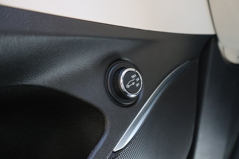 Buick Enclave Vehicle Full-screen Gallery Image 32