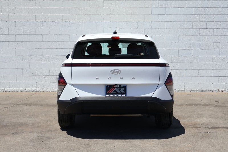 Hyundai Kona Vehicle Full-screen Gallery Image 06