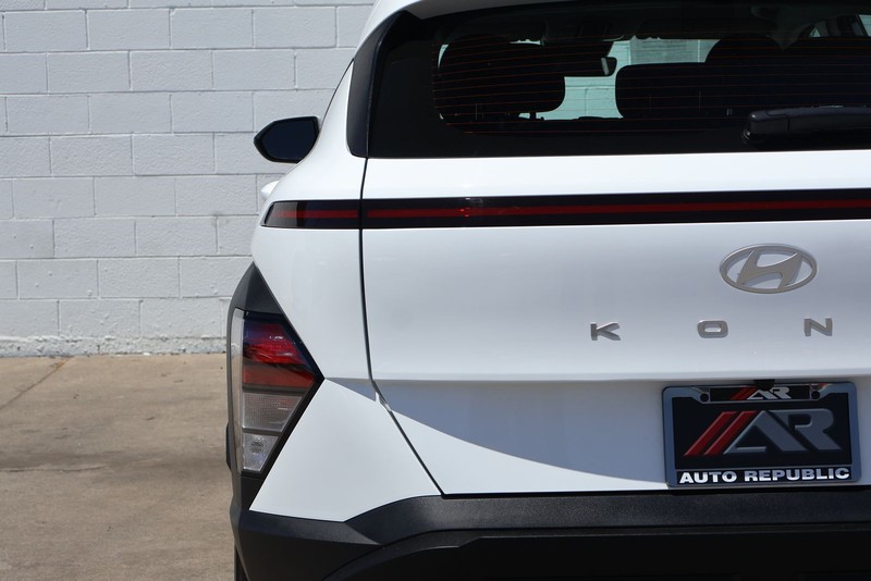 Hyundai Kona Vehicle Full-screen Gallery Image 07