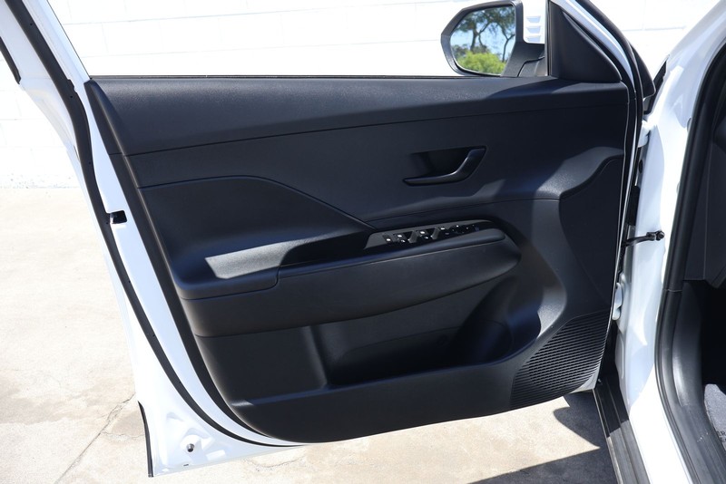 Hyundai Kona Vehicle Full-screen Gallery Image 14