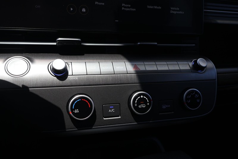 Hyundai Kona Vehicle Full-screen Gallery Image 29