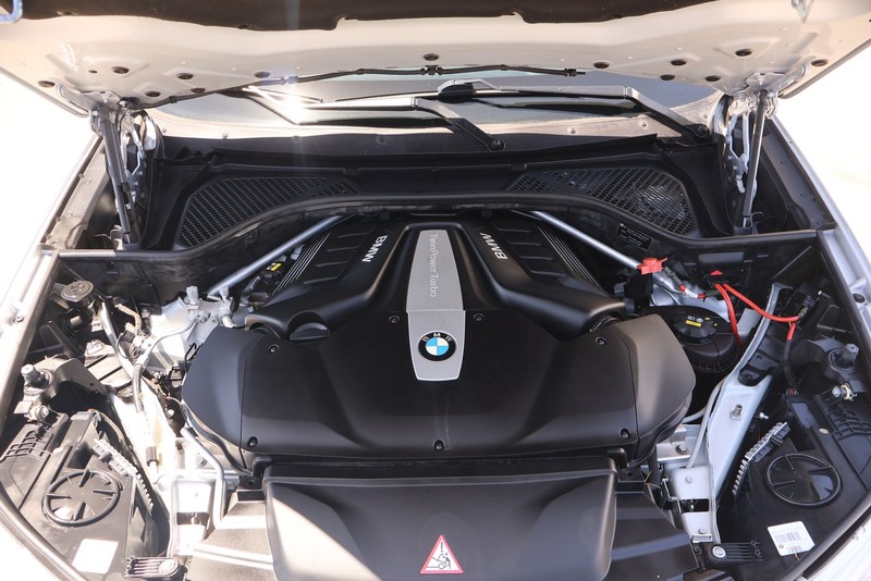 BMW X5 Vehicle Full-screen Gallery Image 12