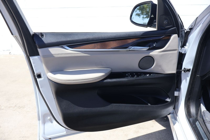 BMW X5 Vehicle Full-screen Gallery Image 14