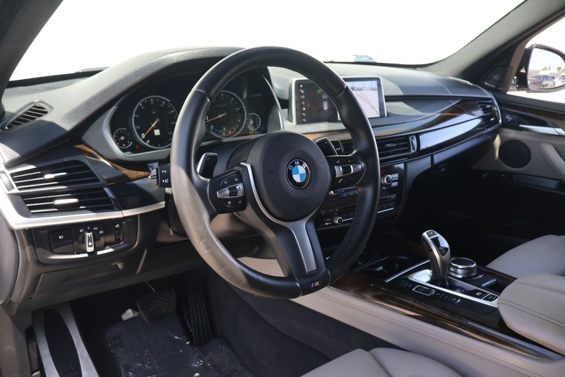 BMW X5 Vehicle Full-screen Gallery Image 15