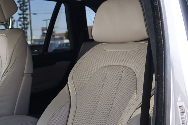 BMW X5 Vehicle Full-screen Gallery Image 17