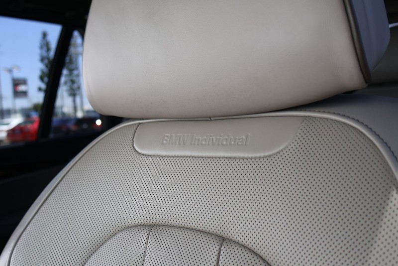 BMW X5 Vehicle Full-screen Gallery Image 18