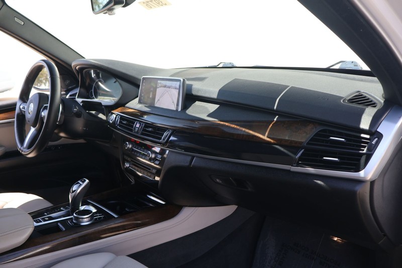BMW X5 Vehicle Full-screen Gallery Image 19