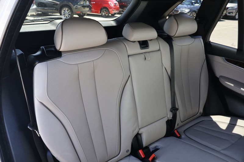 BMW X5 Vehicle Full-screen Gallery Image 21