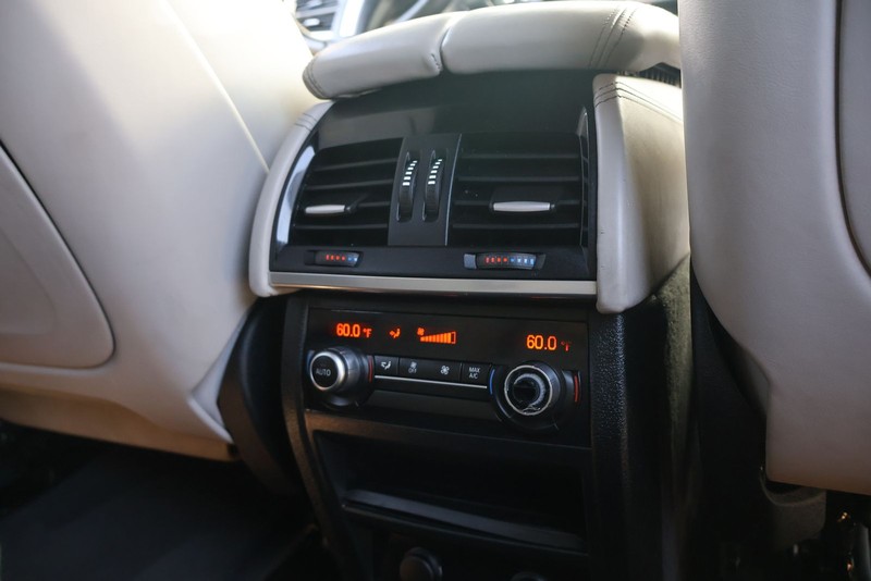 BMW X5 Vehicle Full-screen Gallery Image 22