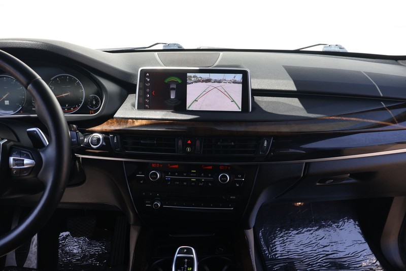 BMW X5 Vehicle Full-screen Gallery Image 25