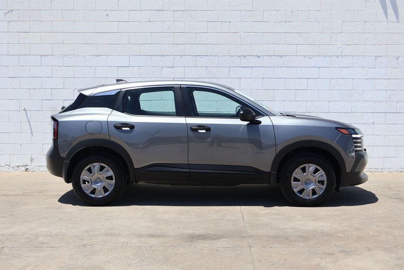 Nissan Kicks Vehicle Full-screen Gallery Image 04