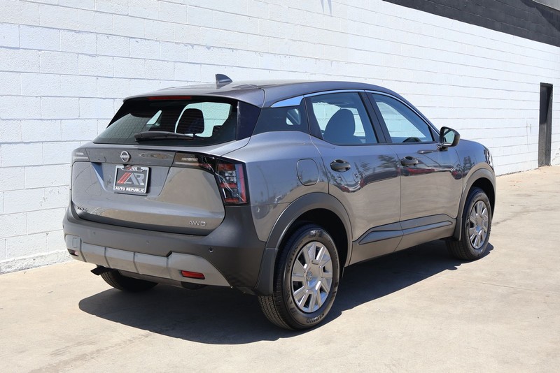 Nissan Kicks Vehicle Full-screen Gallery Image 05