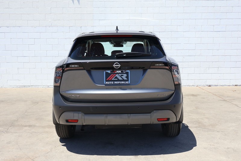 Nissan Kicks Vehicle Full-screen Gallery Image 06