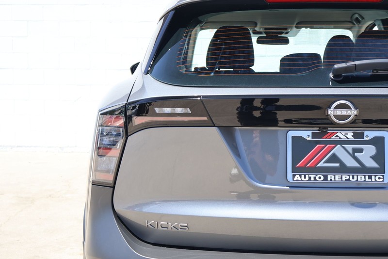Nissan Kicks Vehicle Full-screen Gallery Image 07